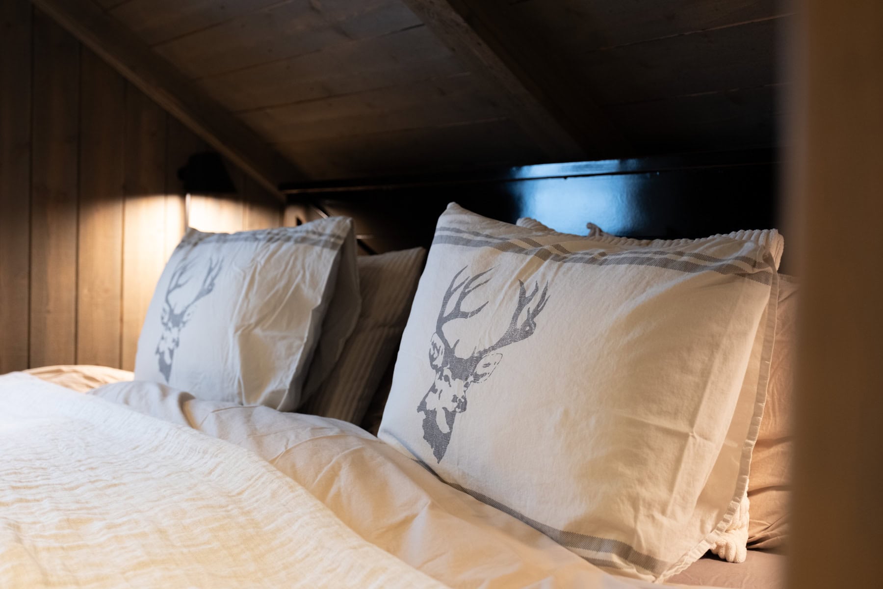 Läderstiftelse av trä i sovrum, inredning i rustik stil, naturliga material, mysig sovmiljö, skandinavisk design, medioker komfort, träväggar, avkopplande atmosfär, exklusiv träbädd, rustika detaljer, elegant rustik stil, trevlig inredning, kvalitetsmöbler, träinslag, hemtrevlig atmosfär, avkopplande sovrum, möbler i trä.