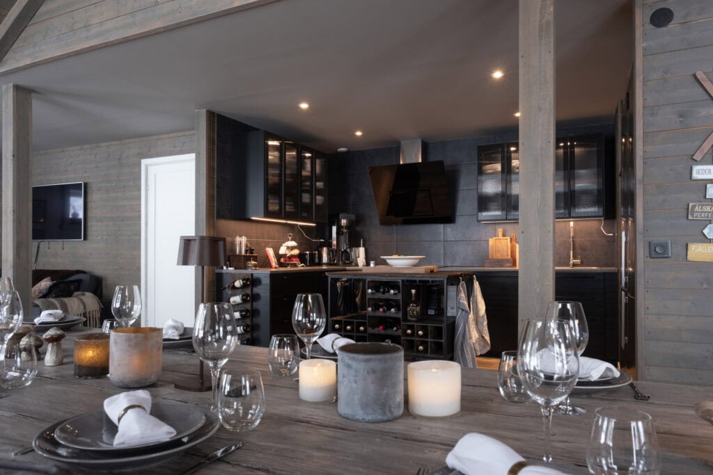 Cuisine joliment décorée avec un design moderne et des essences de style scandinave, parfaite pour les réunions sociales et les dîners agréables.