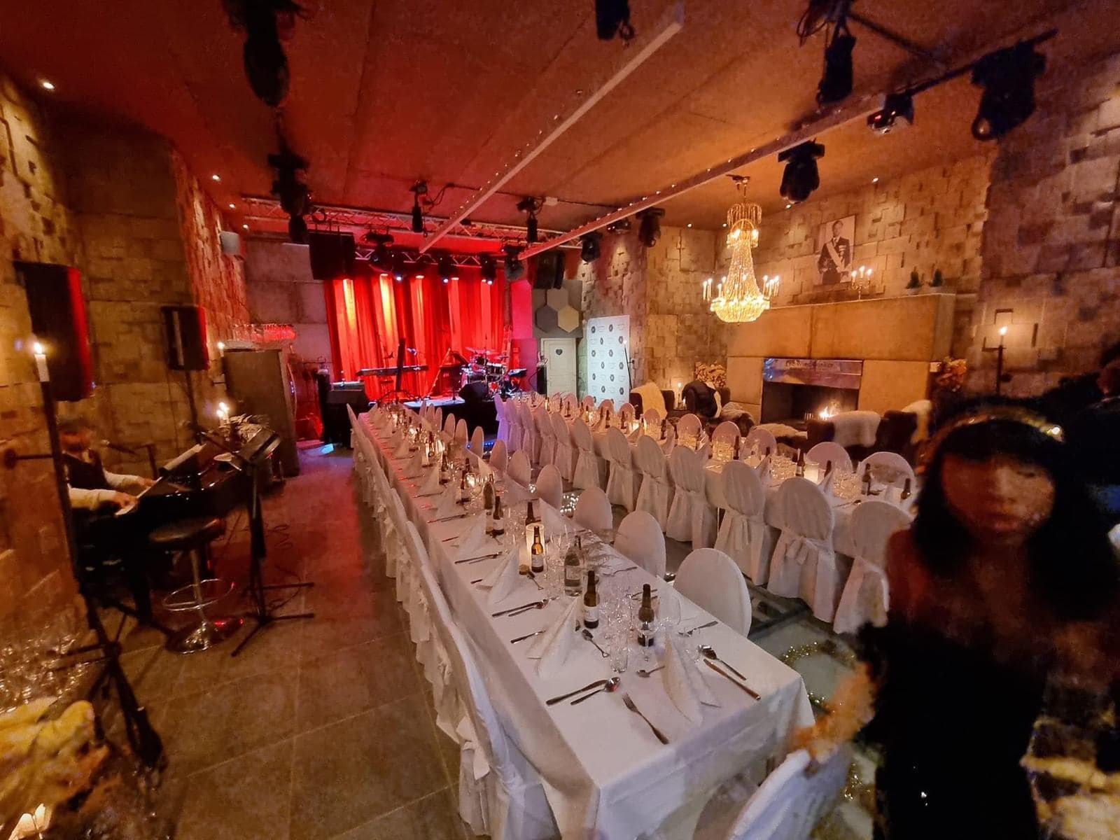 Elegant festlokal med lång dukad bordsrad.