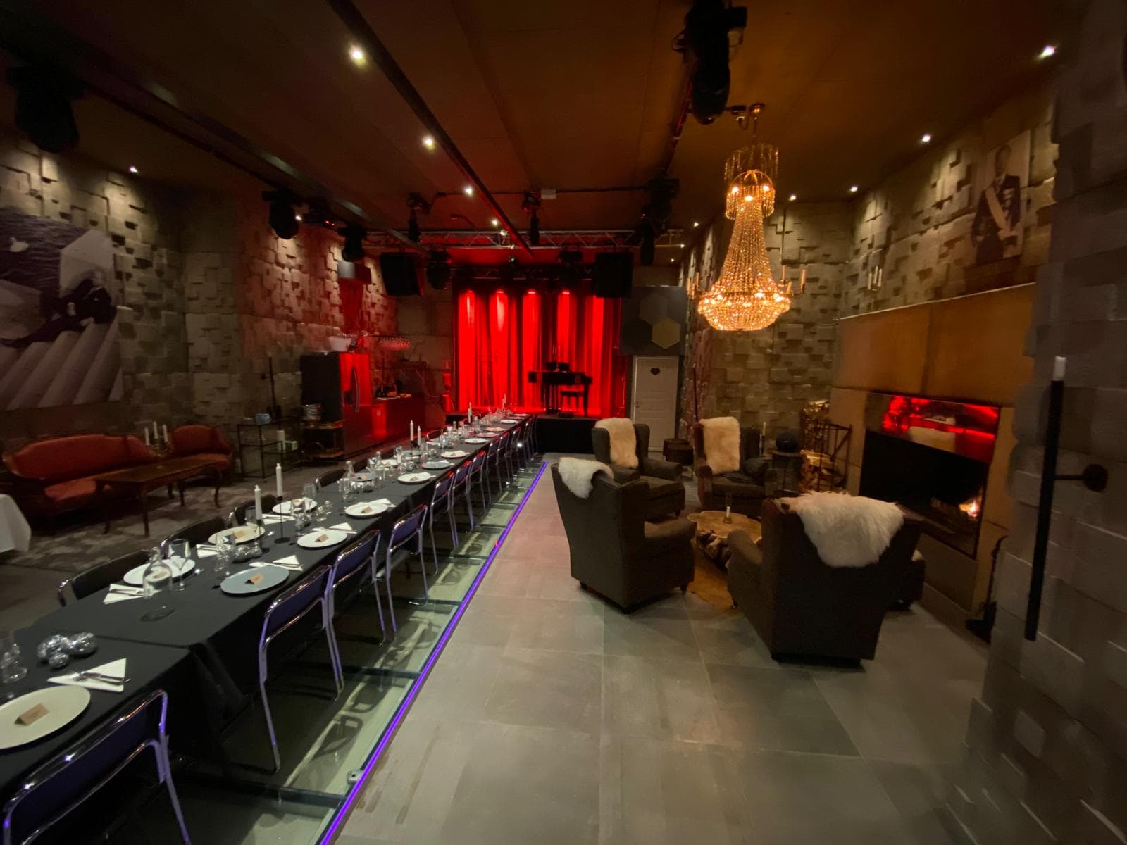 Elegant lokal med röd belysning