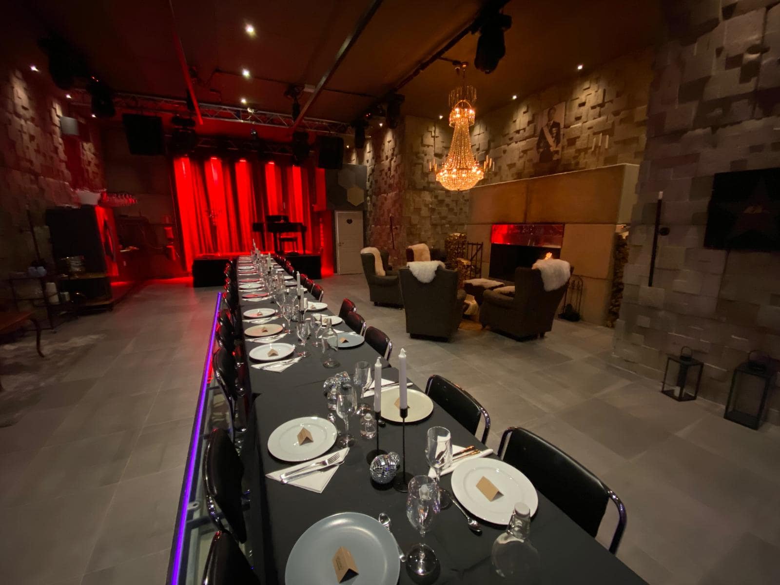 Elegant middag med scen och belysning