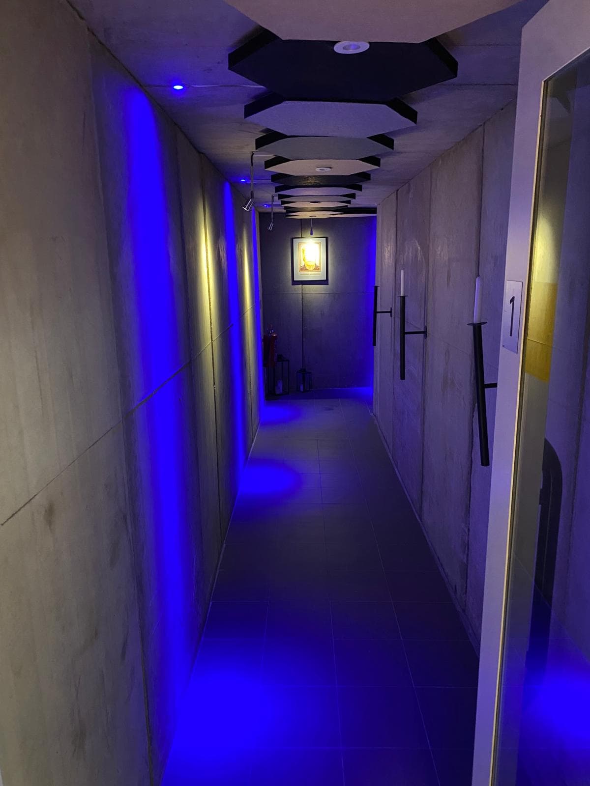 Mörk korridor med blått ljus