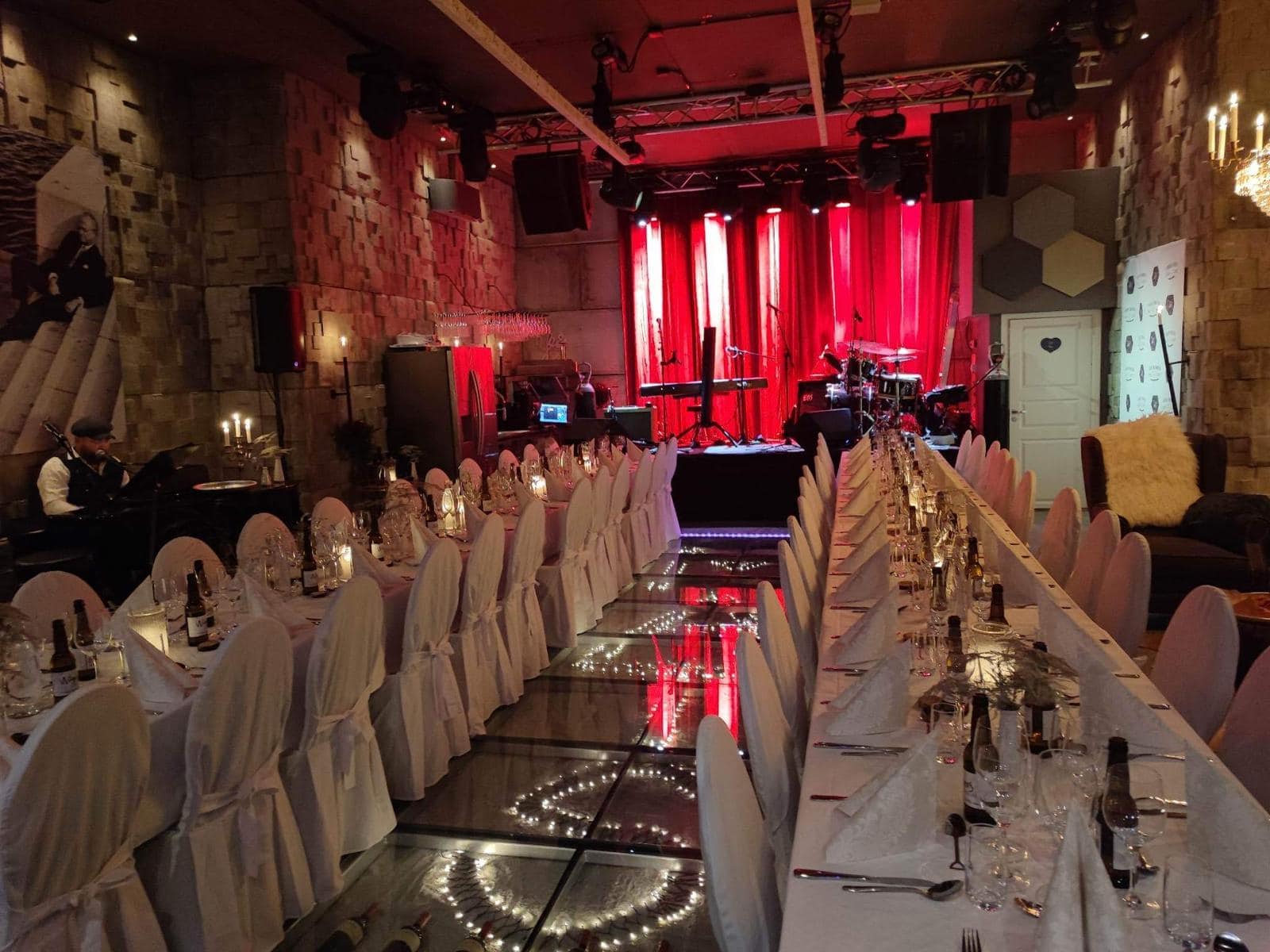 Elegant festlokal med röd belysning.