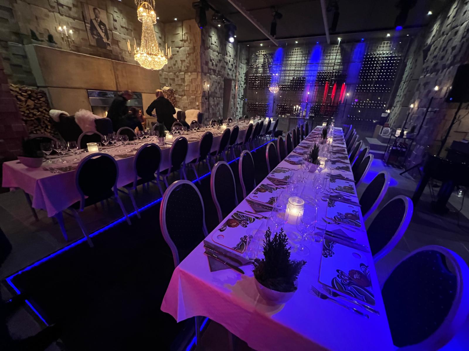 Elegant middag med vackra dukningar