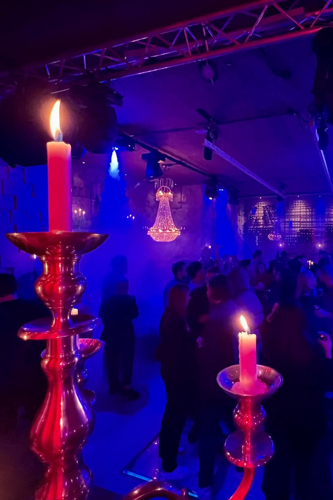 Mörk fest med ljus och rök