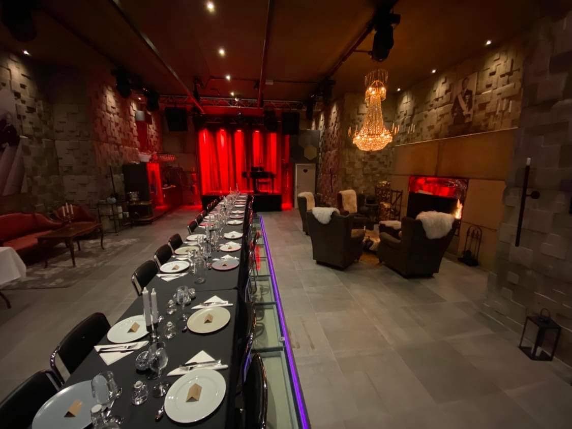 Elegant restaurang med scen och belysning