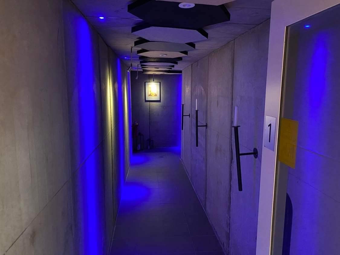 Mörk korridor med blå belysning