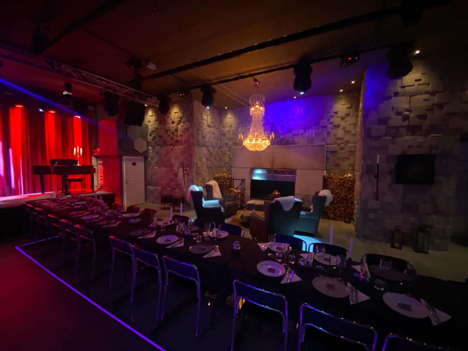 Elegant inredning med middagsbord