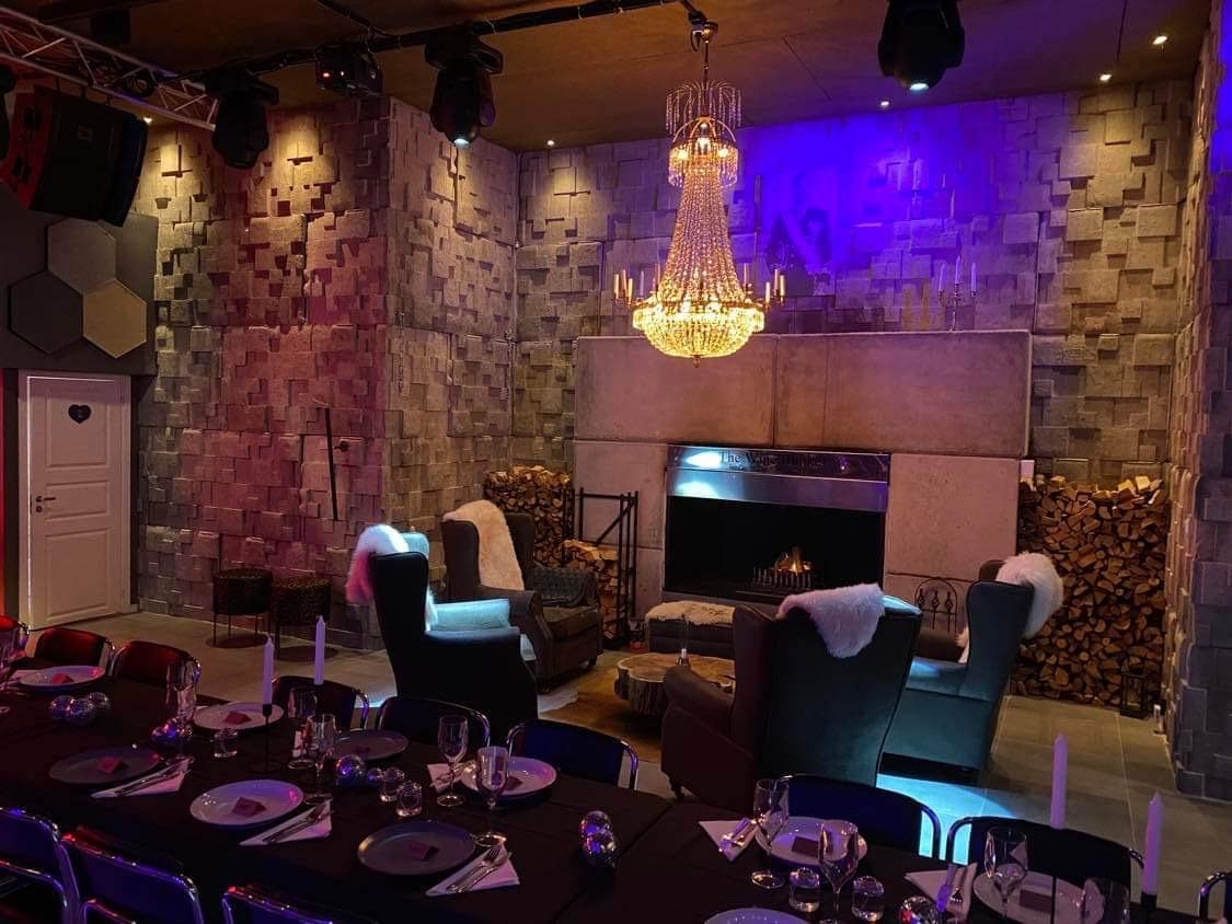 Elegant inredning med kristallkrona.