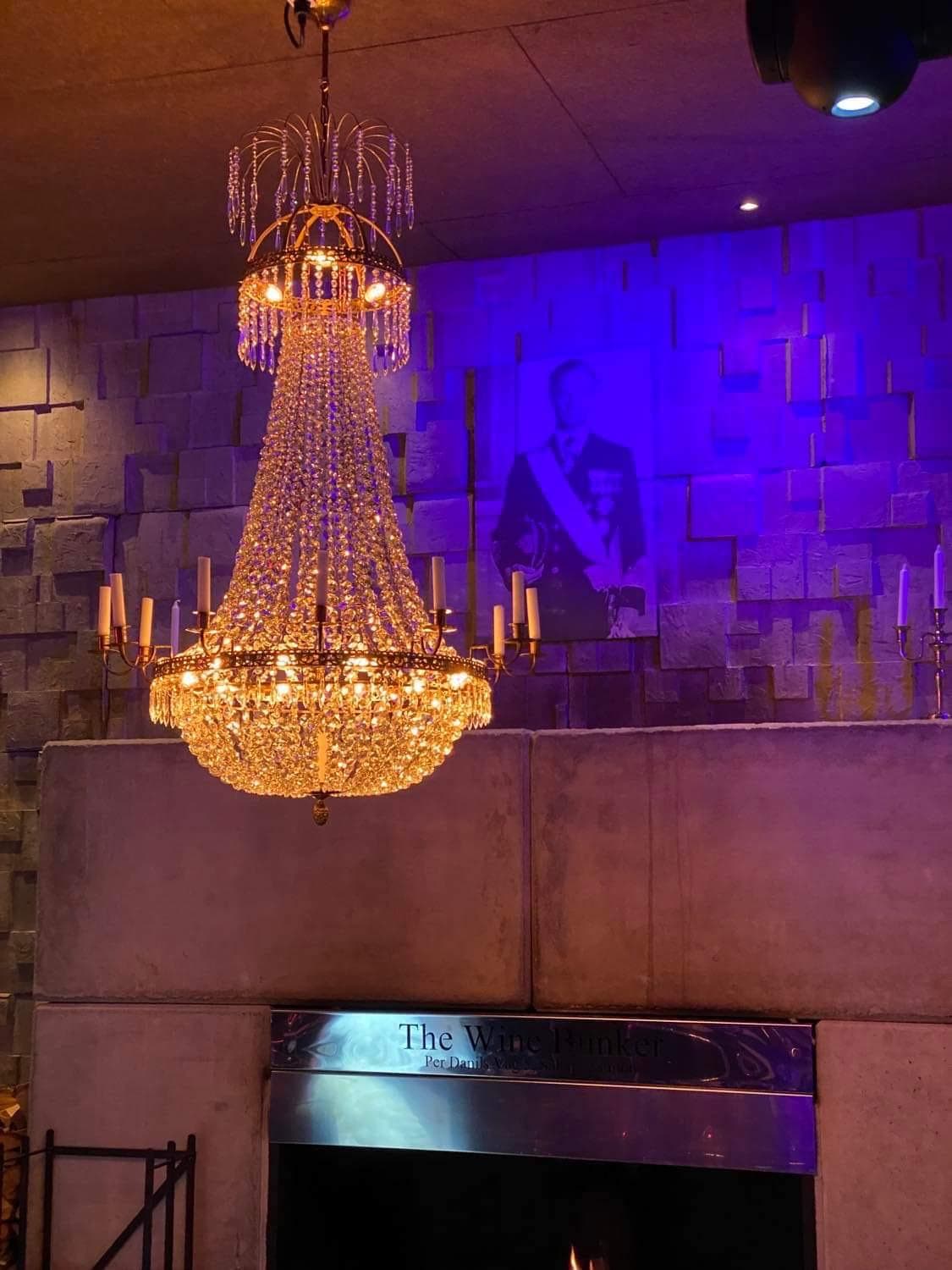 Lyxig kristallkrona i elegant miljö.