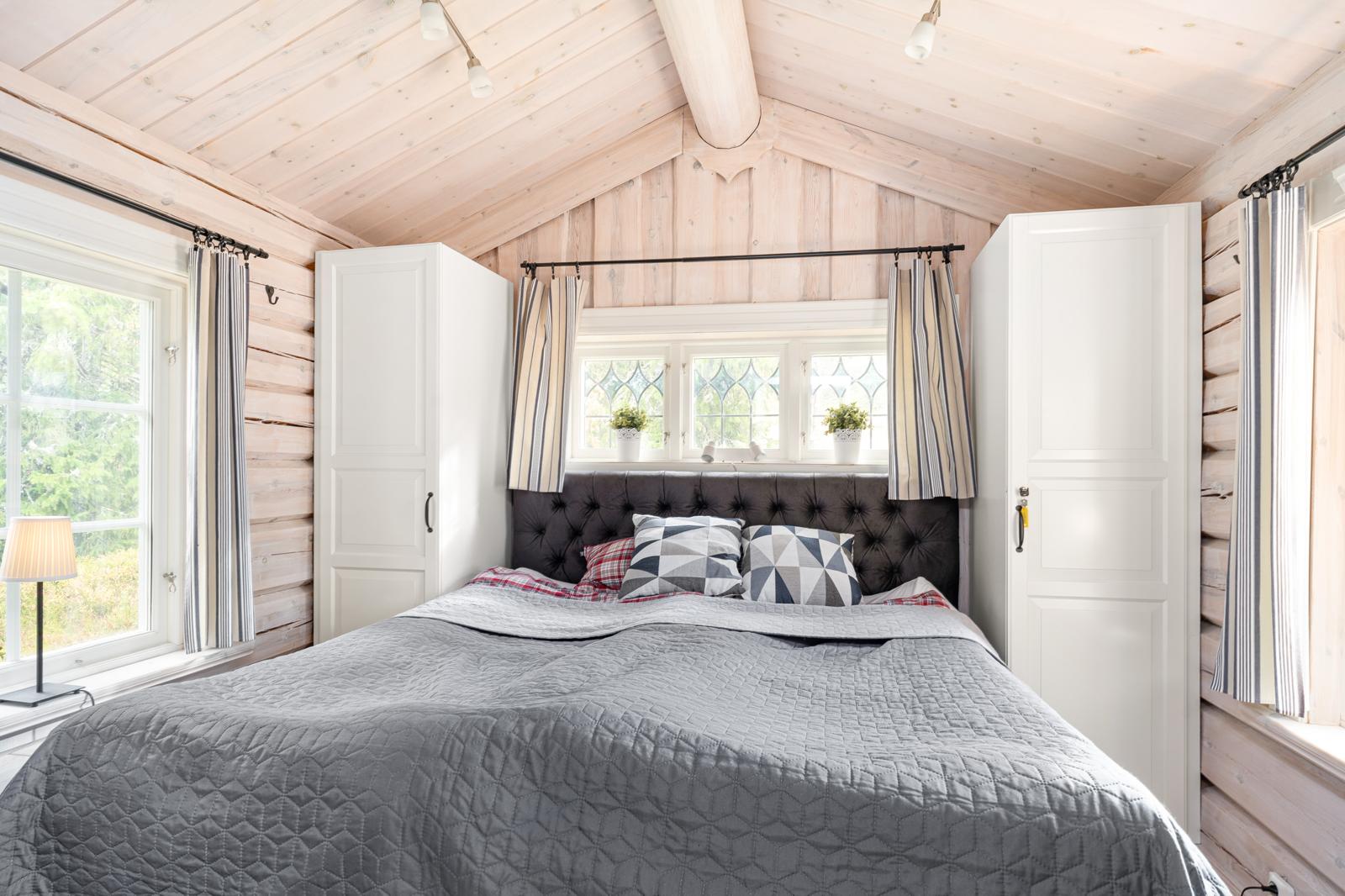 Ljust och mysigt sovrum med fönster.