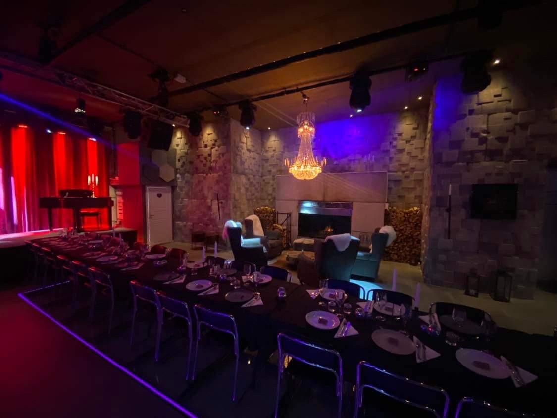 Elegant middagssal med scenbelysning