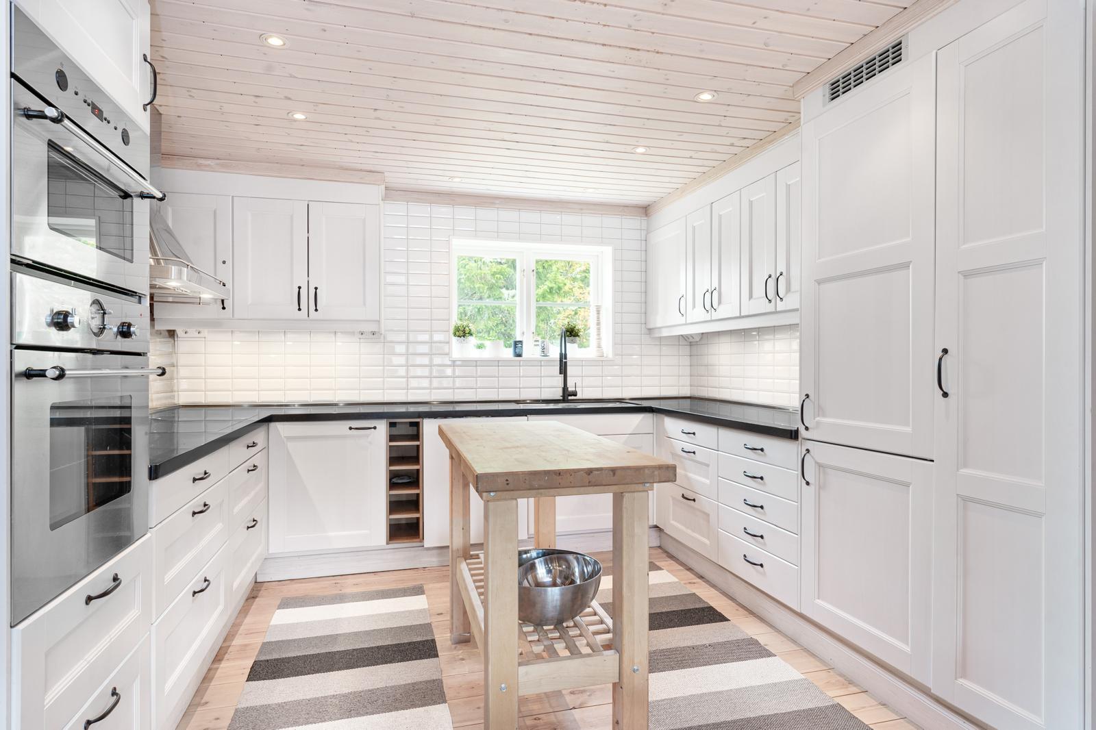 Ljust och modernt kök med ö