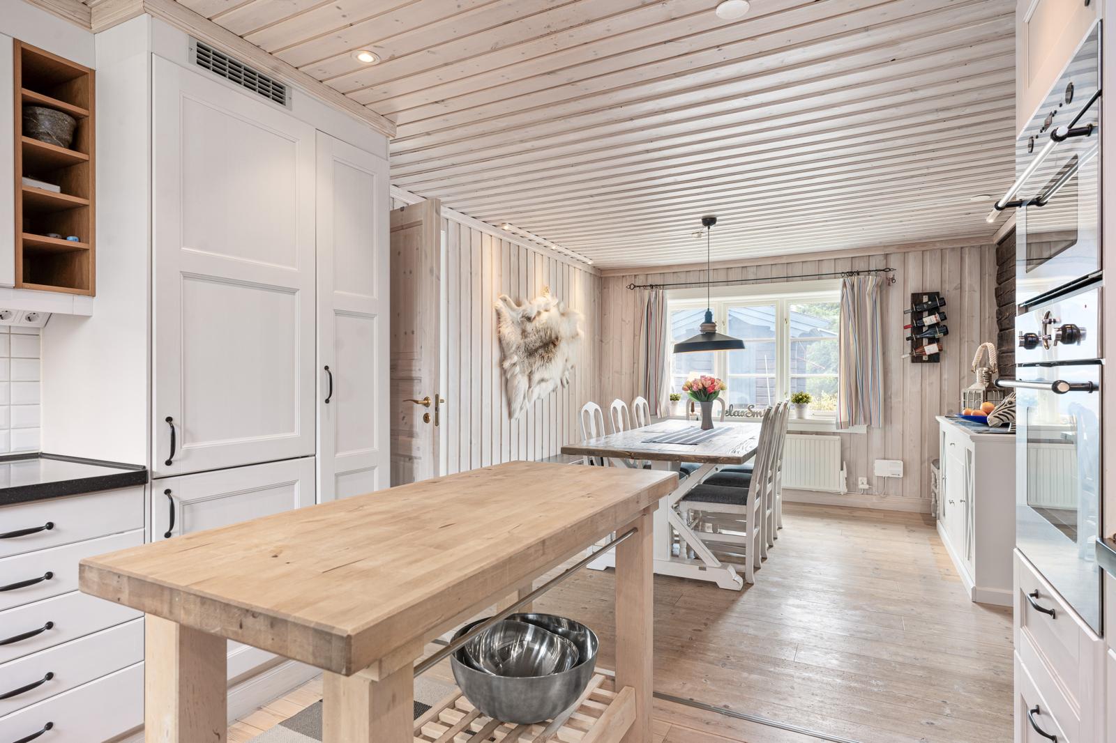 Ljust och modernt kök med trädetaljer