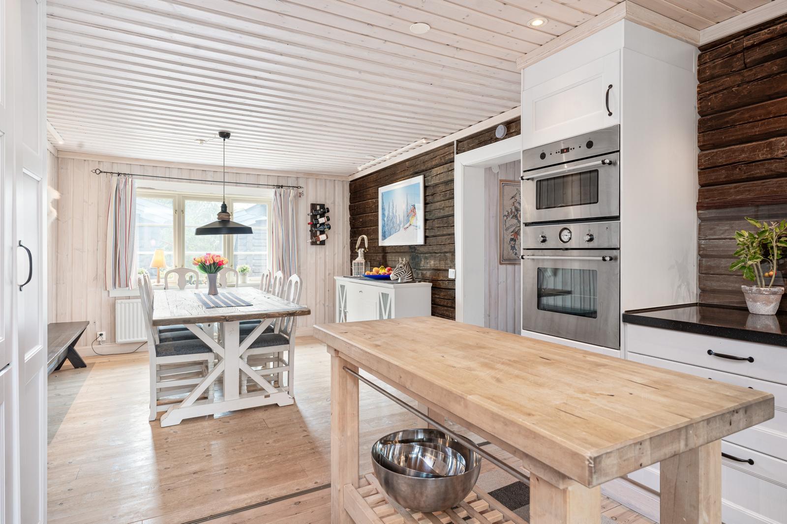 Ljust och modernt kök med trädetaljer