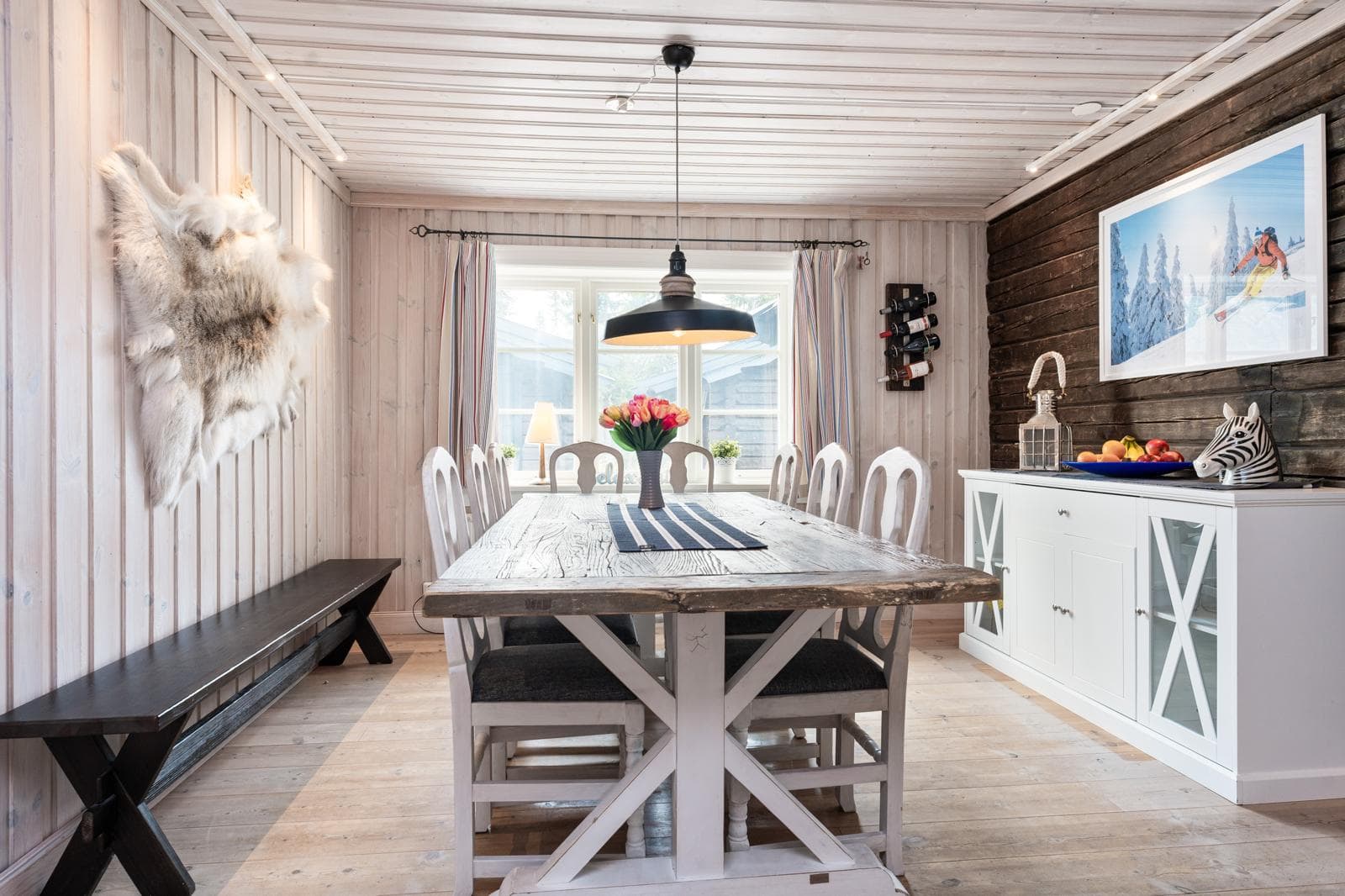 Ljust och modernt kök med trädetaljer