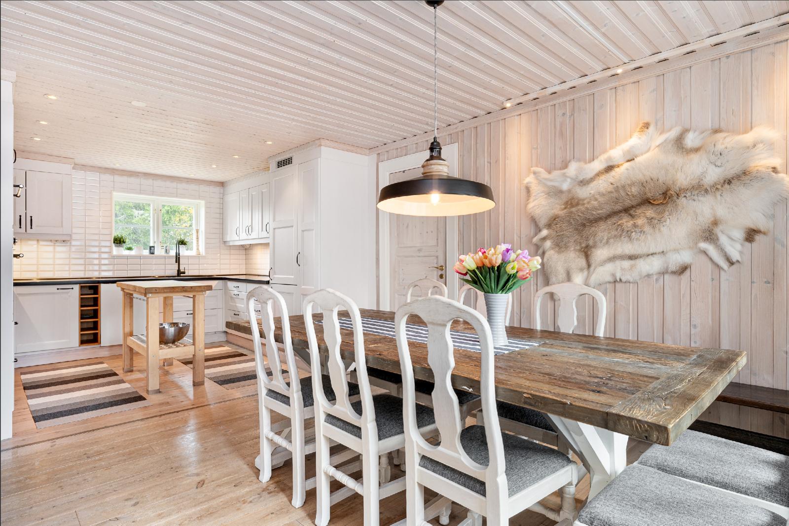 Ljust och modernt kök med matbord