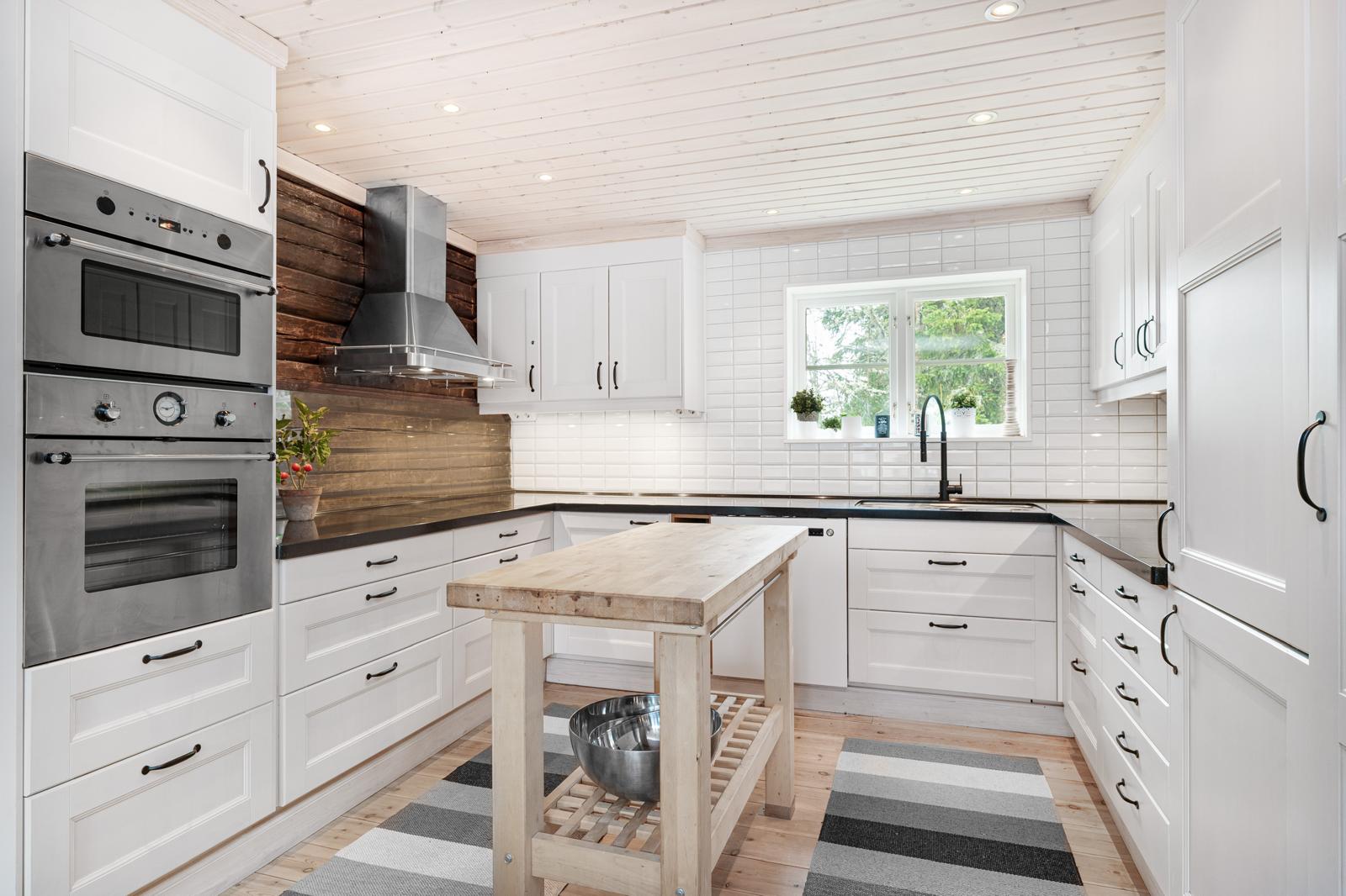 Modernt kök med trädetaljer och vitt