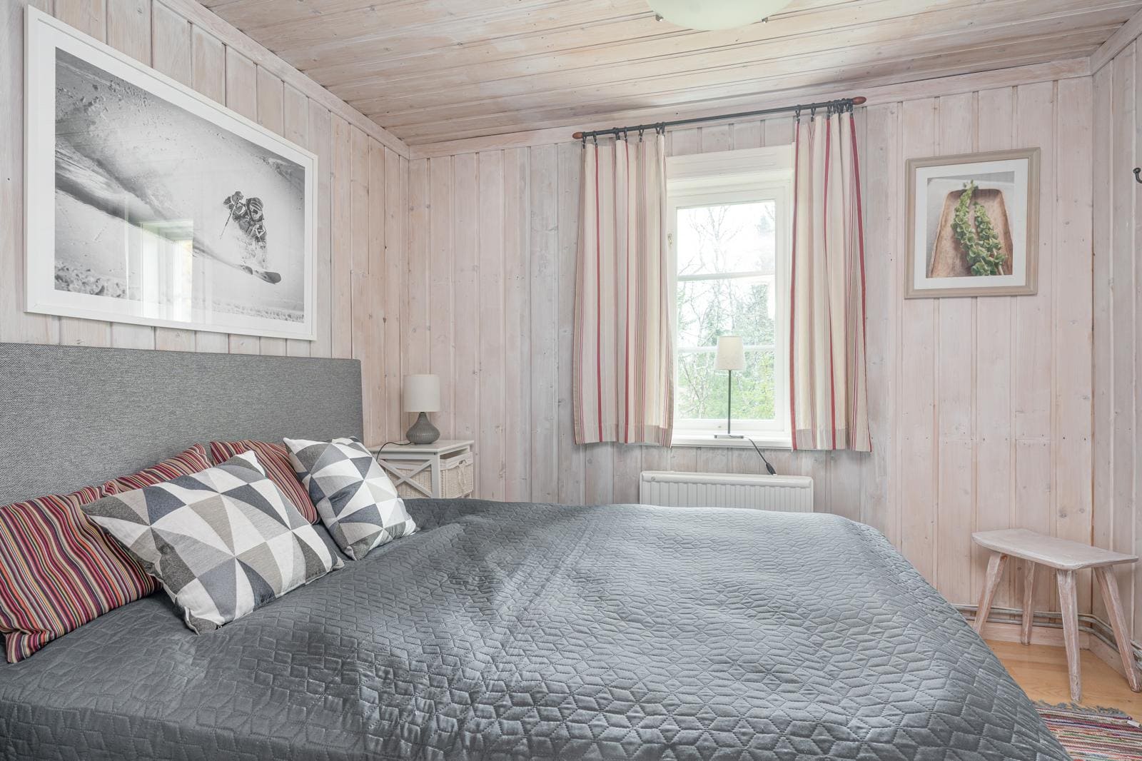 Sovrum med säng och fönster