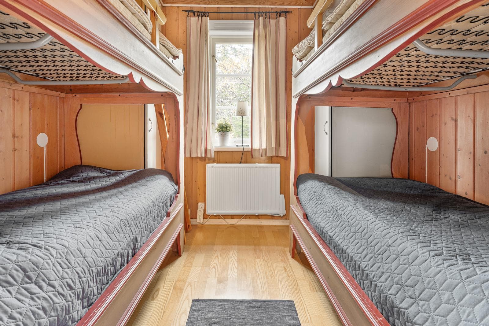 Sovrum med våningssängar och fönster