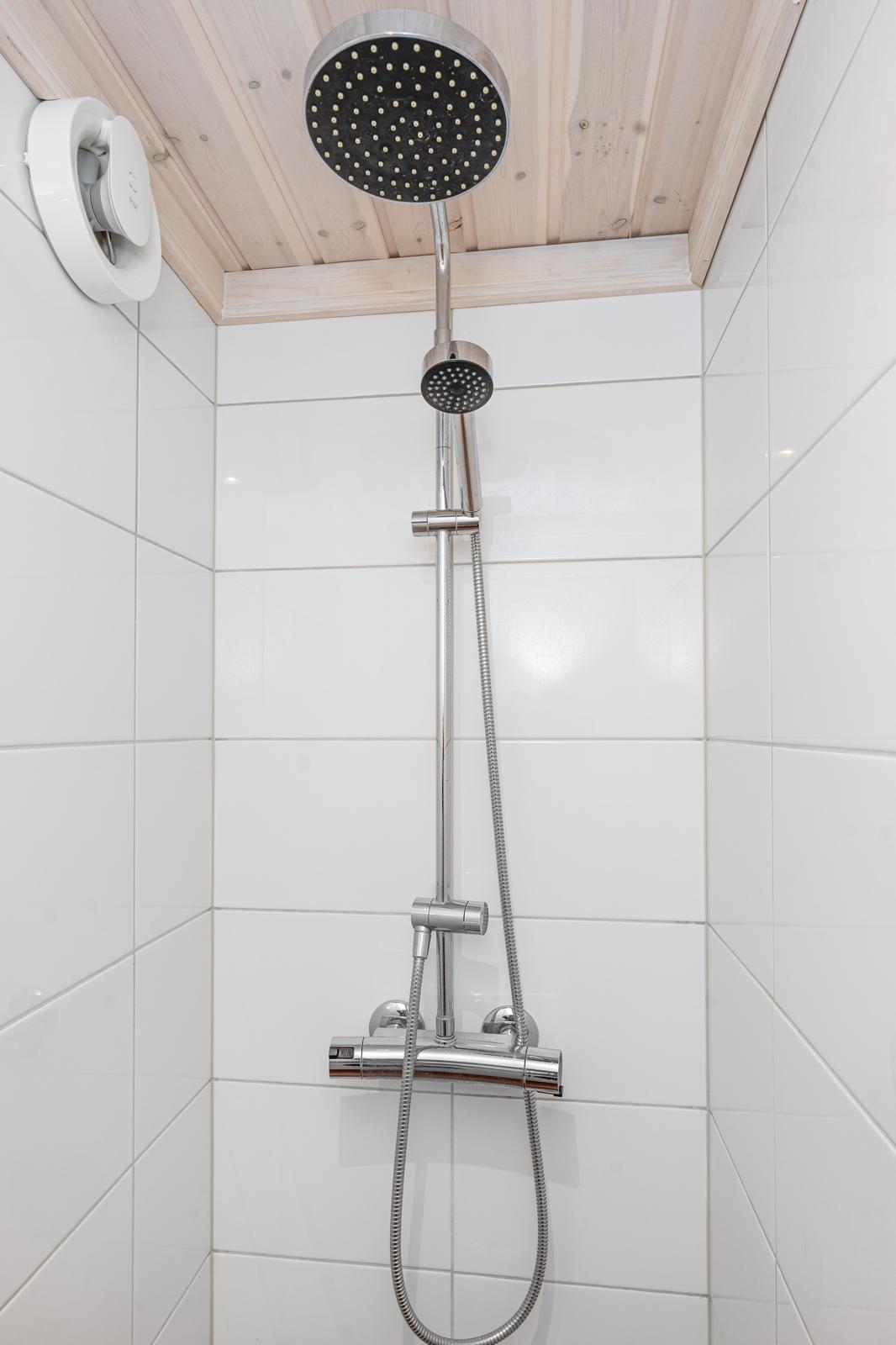 Modern dusch med takdusch och handdusch.