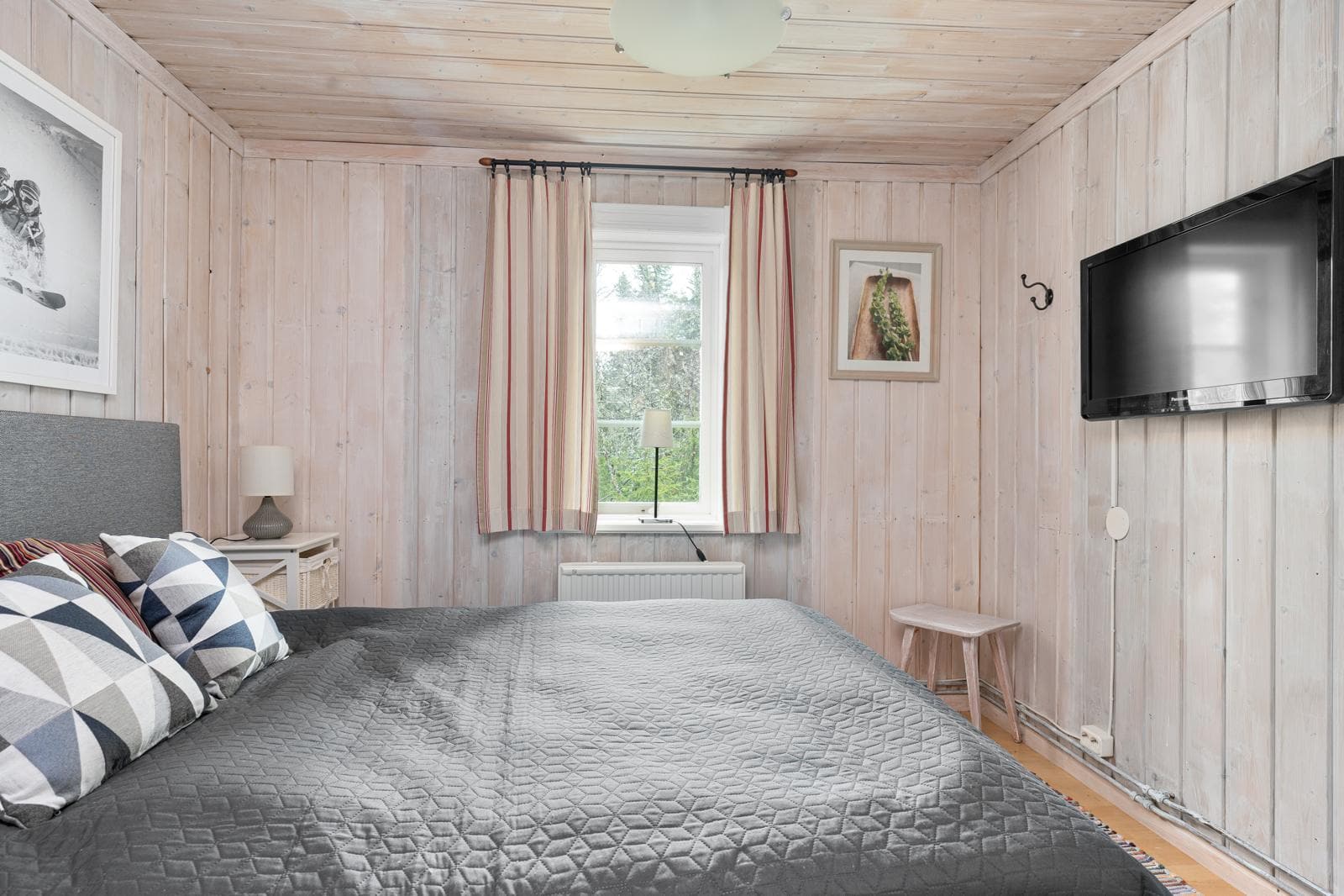 Ljust och mysigt sovrum med fönster