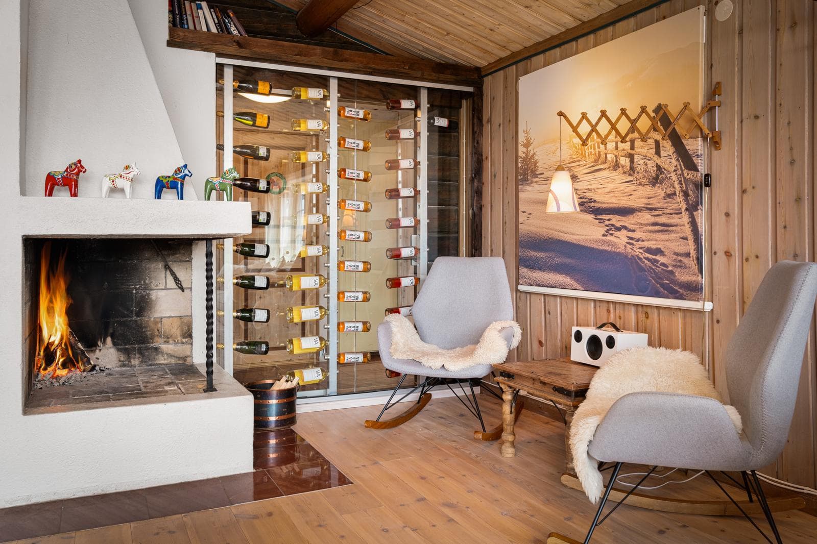 Vardagsrum med öppen spis och vin