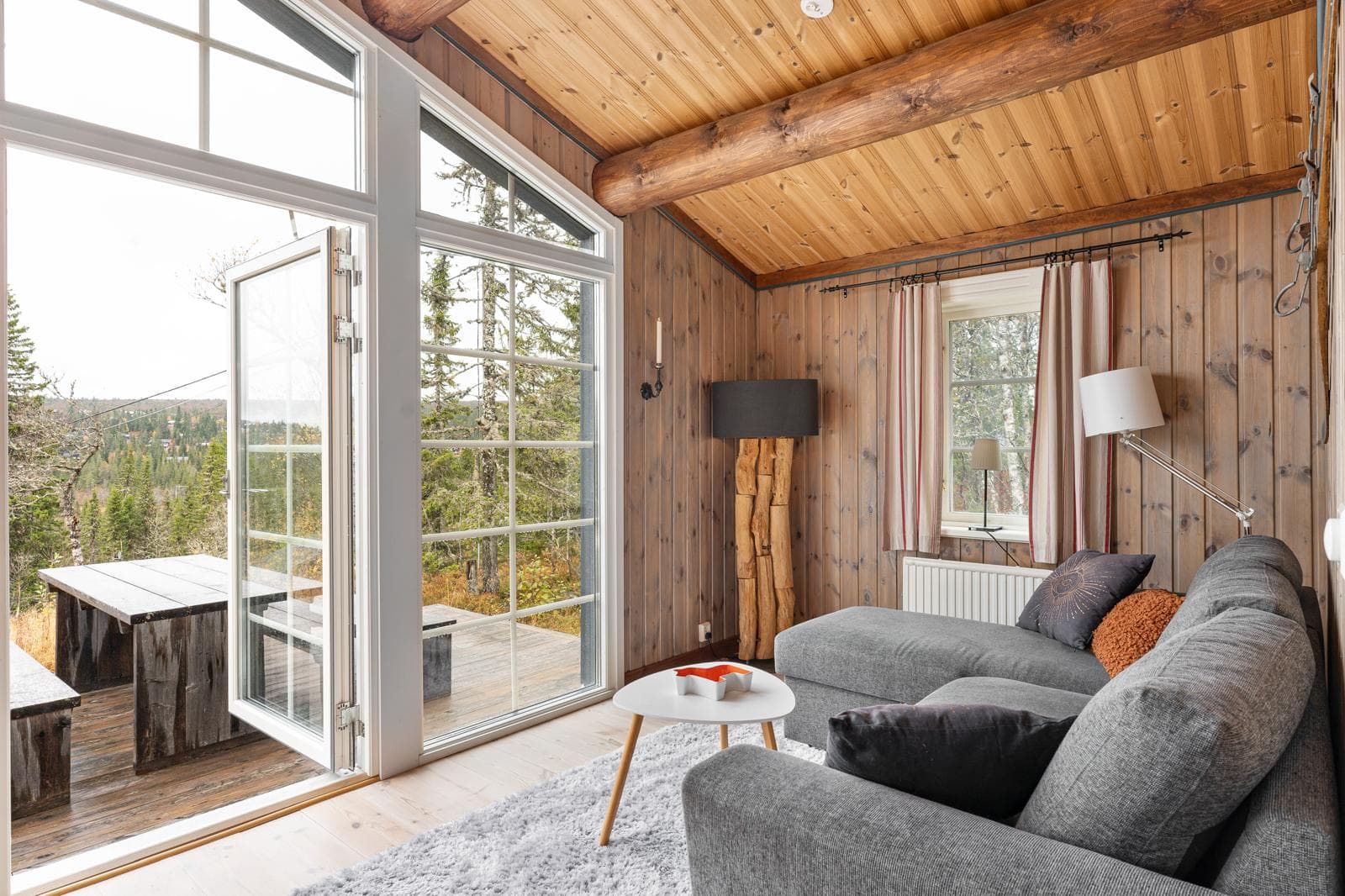 Ljust och mysigt rum med utsikt.