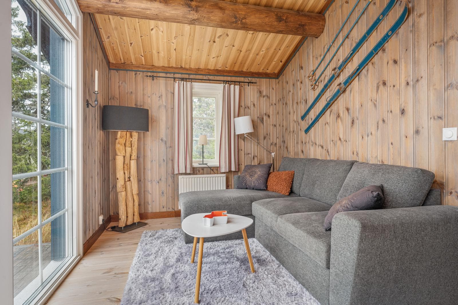 Mysig stuga med modern inredning