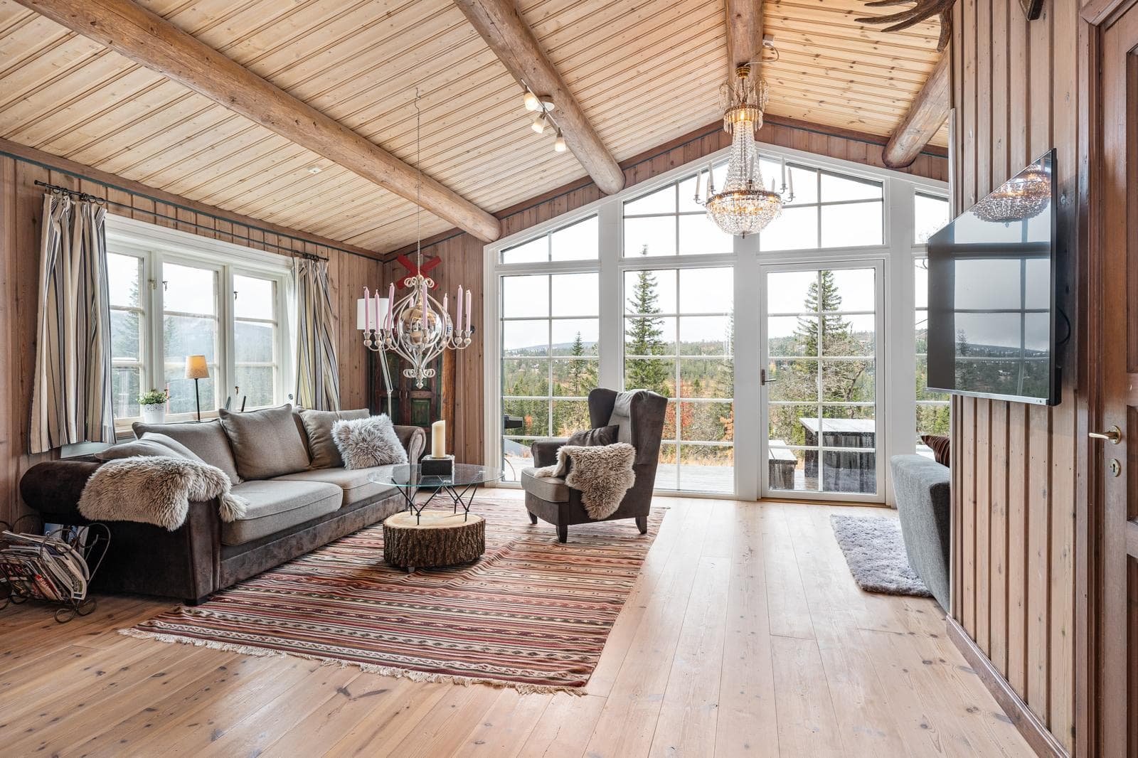 Ljust och rymligt vardagsrum med utsikt.