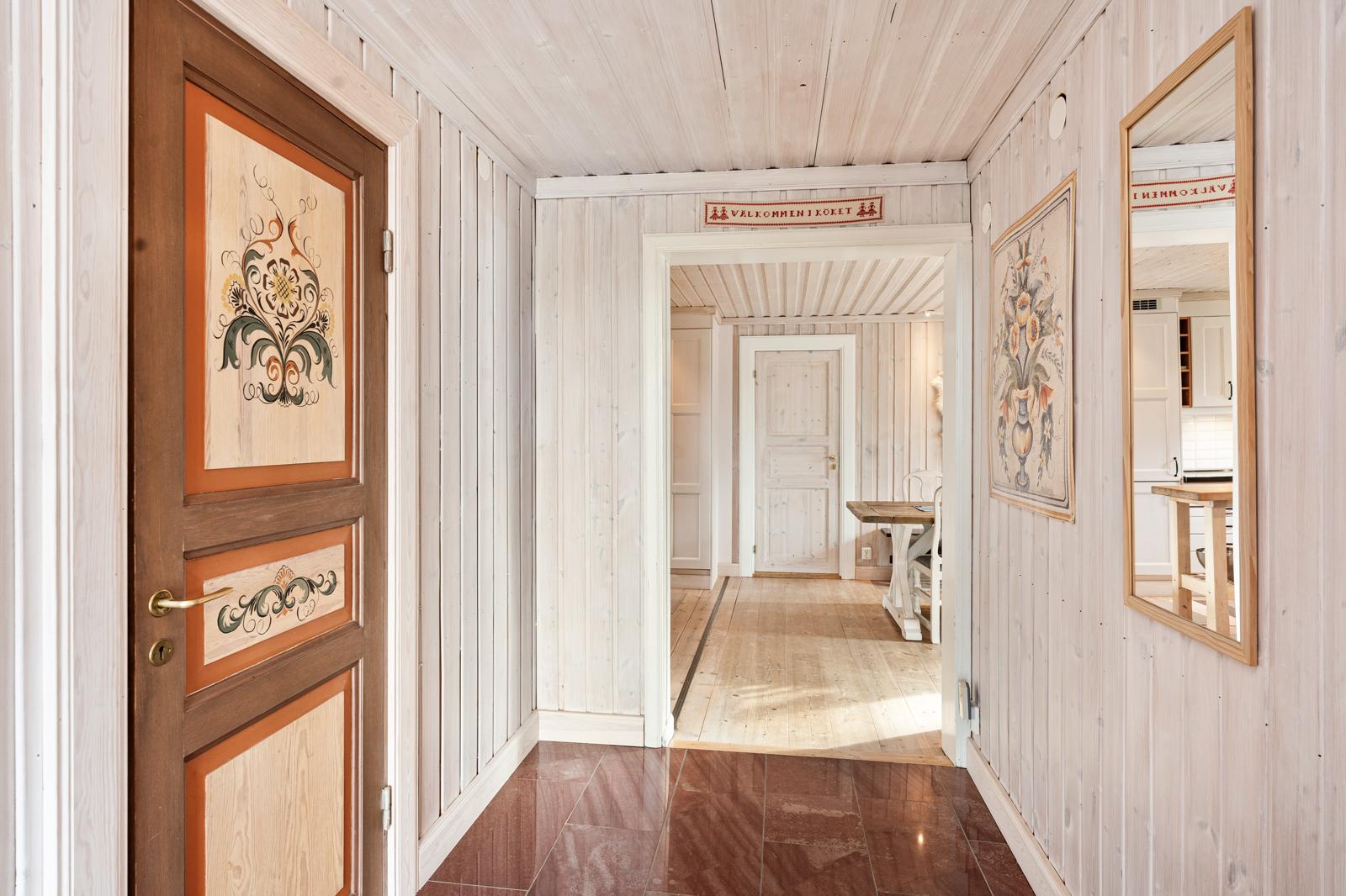 Ljust och inbjudande hallutrymme.