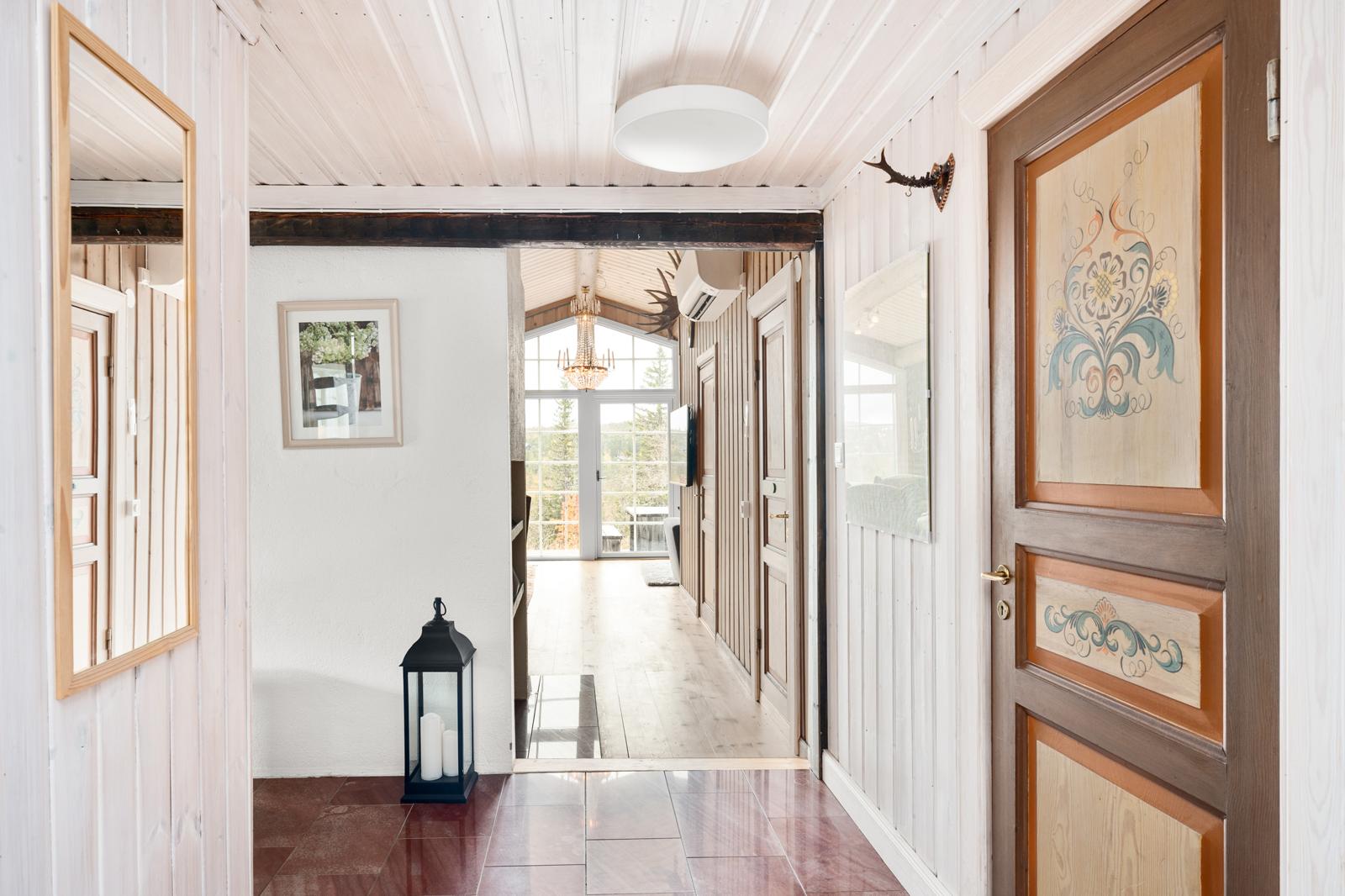 Ljus och inbjudande hall med detaljer