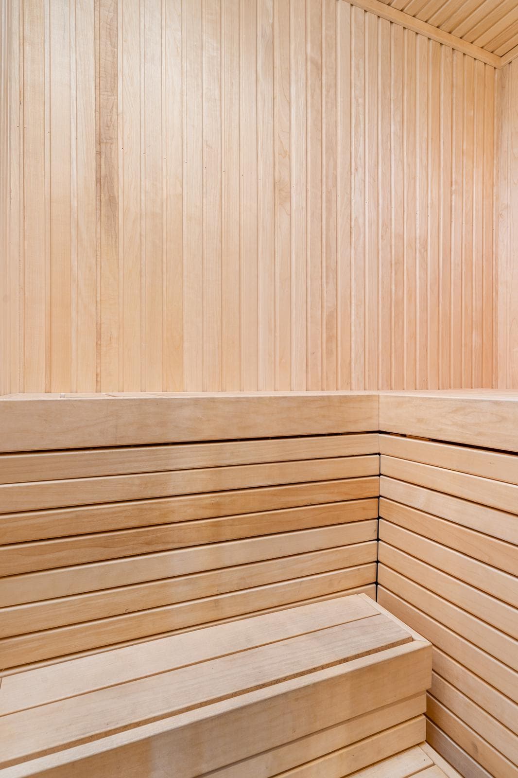 Ljust trä i en bastu.