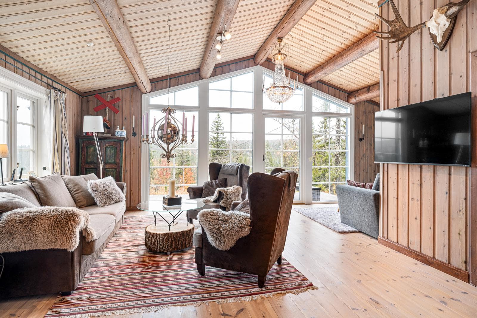 Stilfullt rum med trädetaljer och fönster