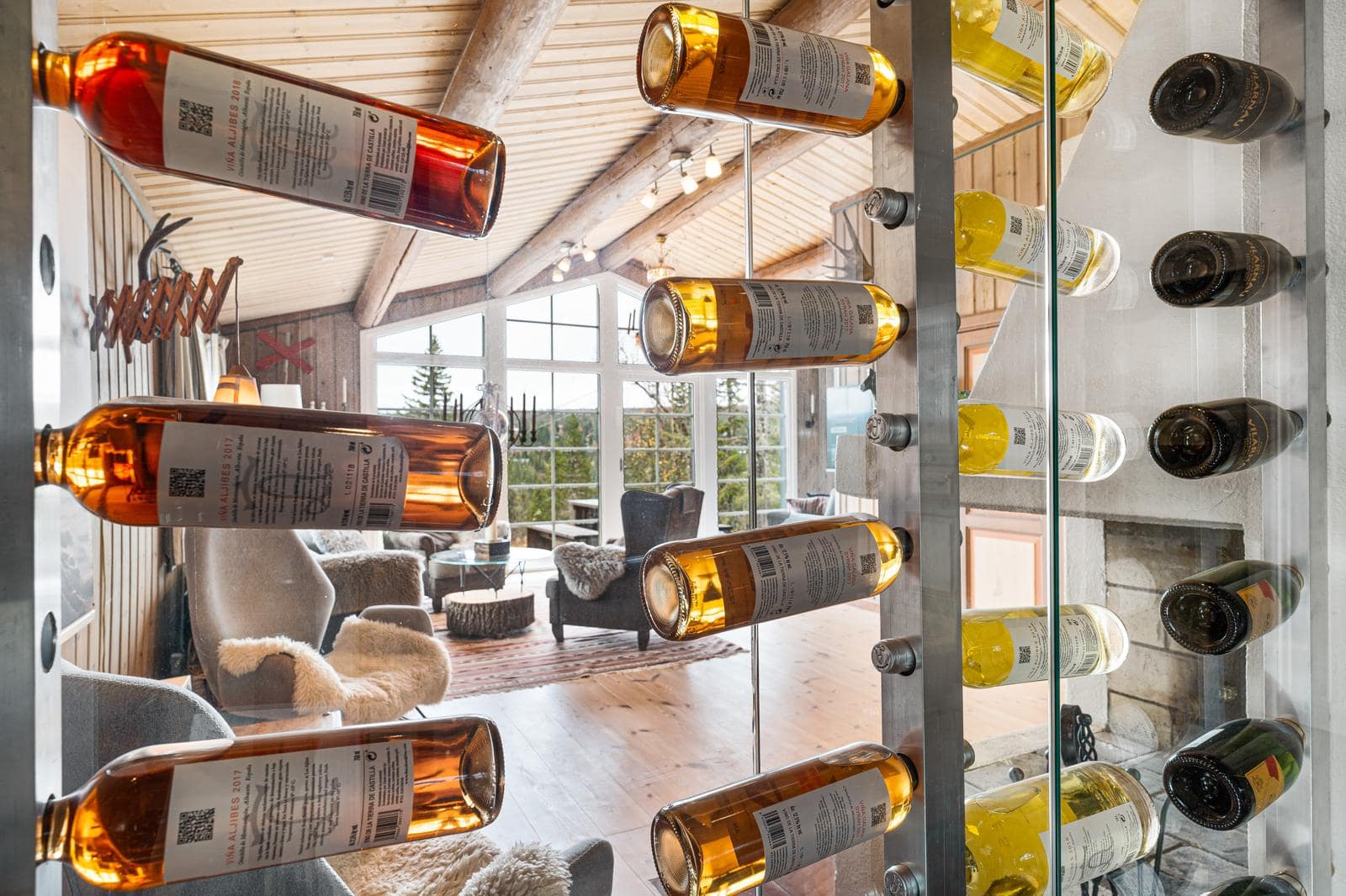 Vinkällare med moderna flaskor
