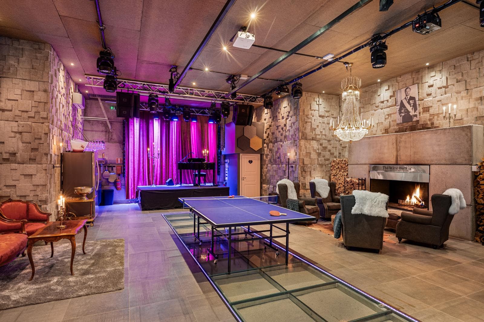 Elegant spelrum med scen och eldstad