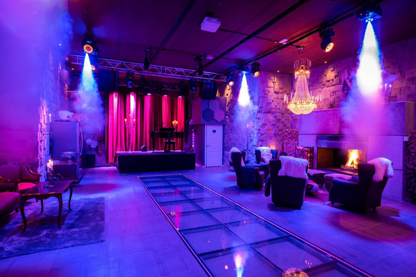 Elegant lounge med ljus och rök