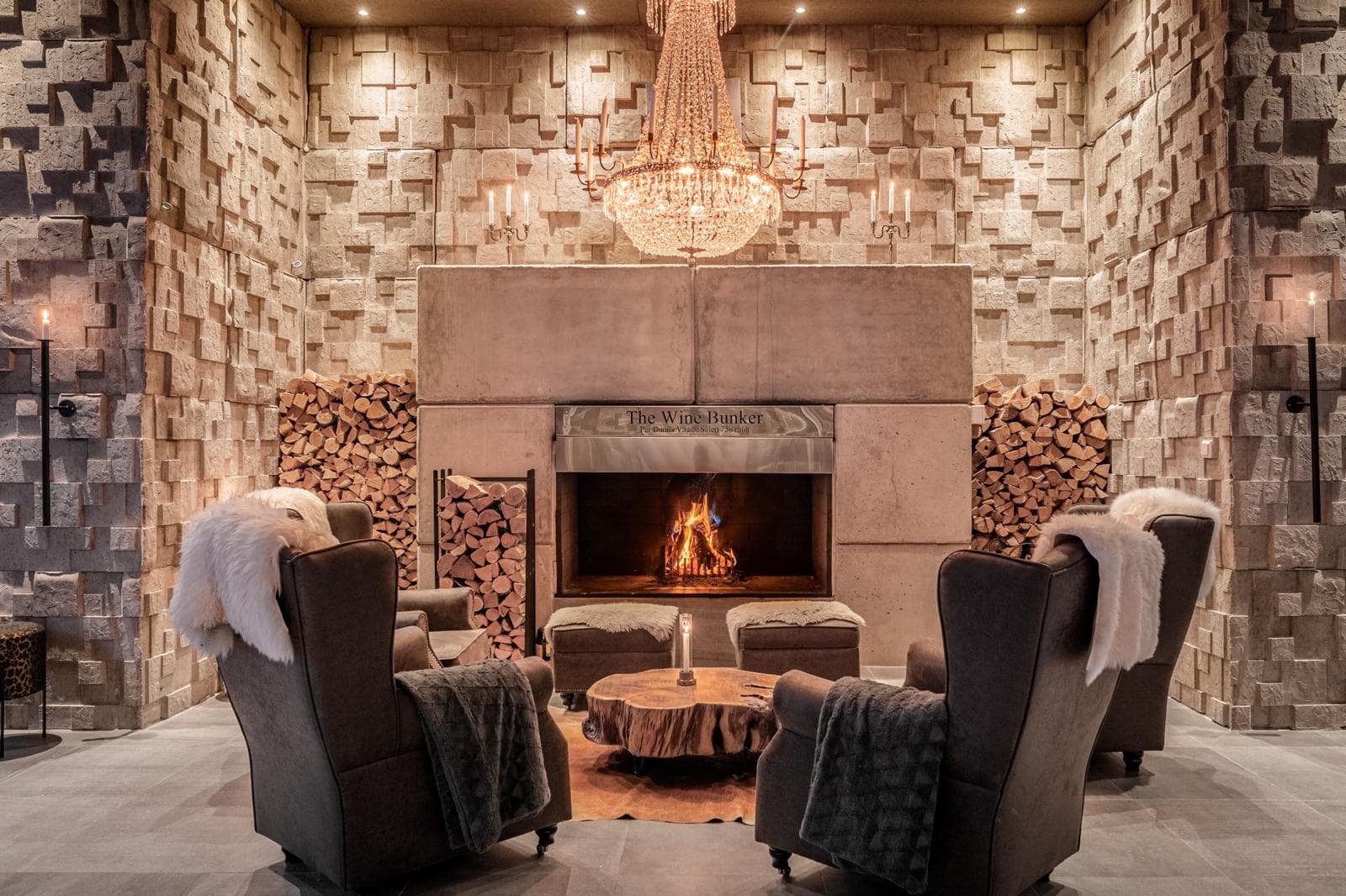 Elegant vardagsrum med öppen spis