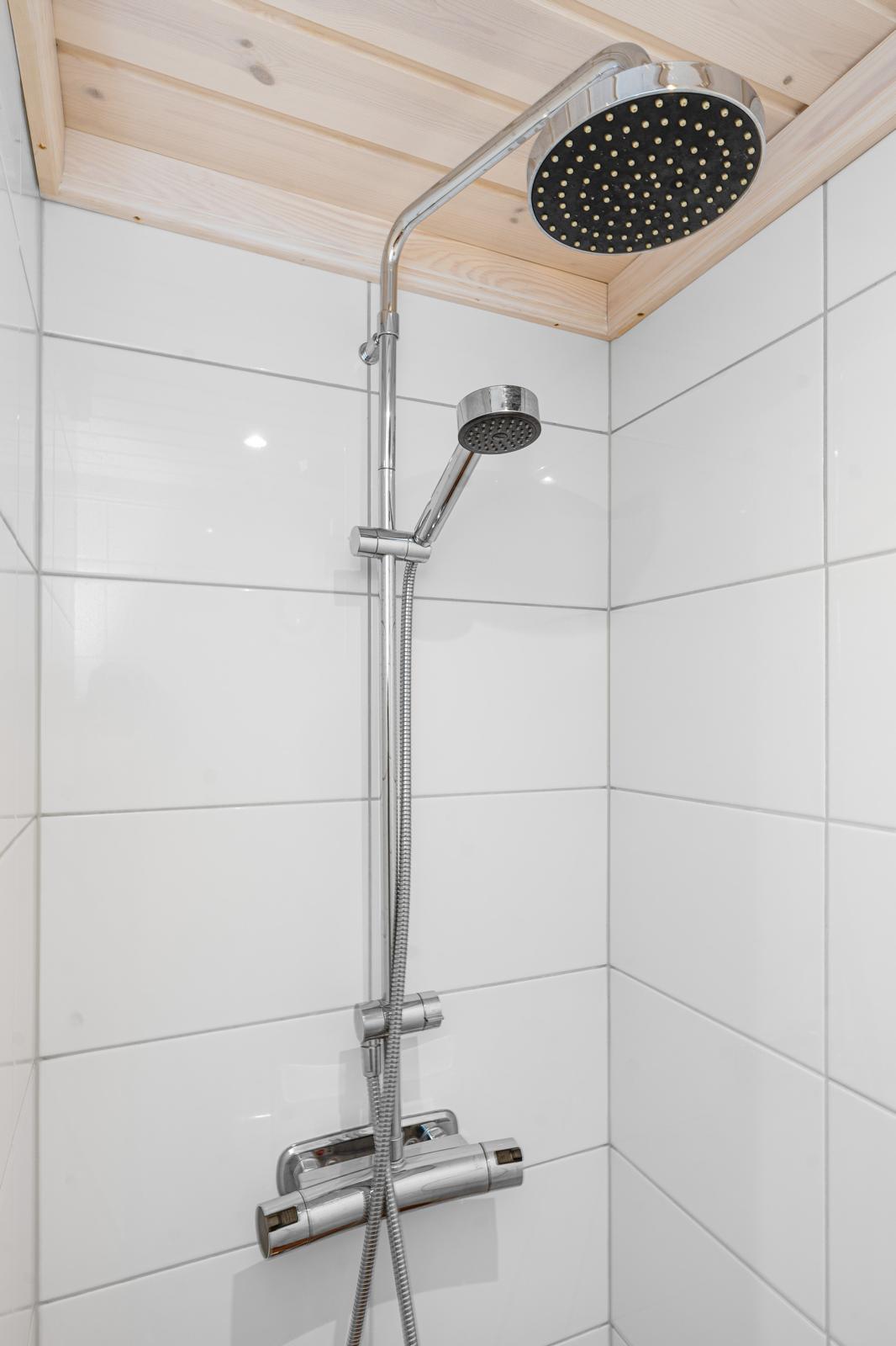 Modern dusch med takdusch och handdusch