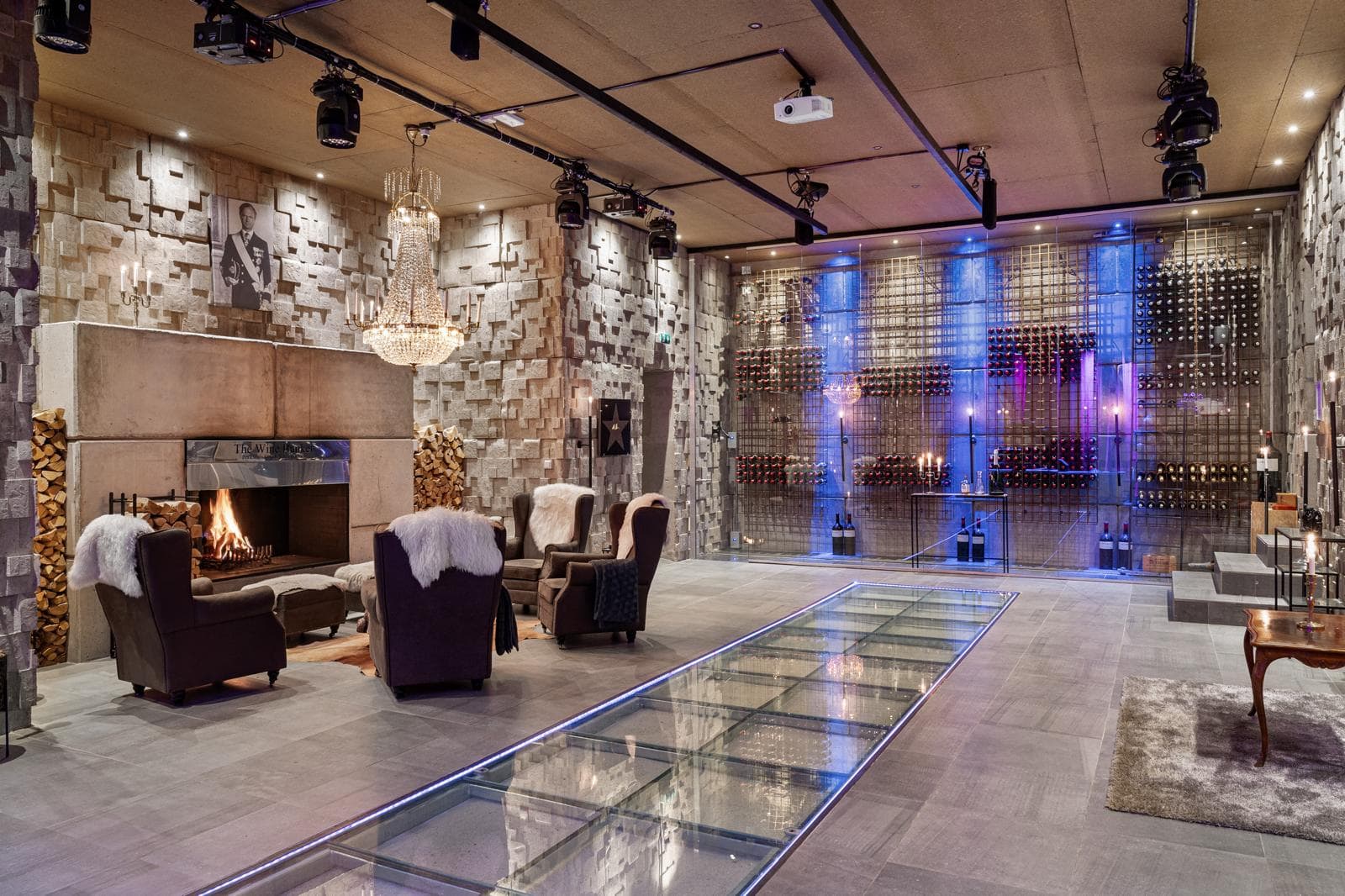 Elegant inredning med öppen spis