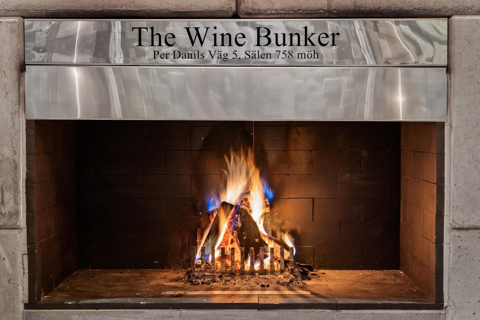 Eldstad med vinbunker-skylt.