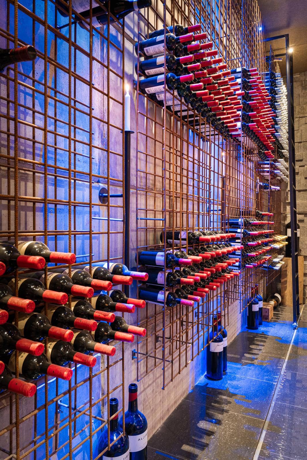 Vinkällare med organiserade vinflaskor
