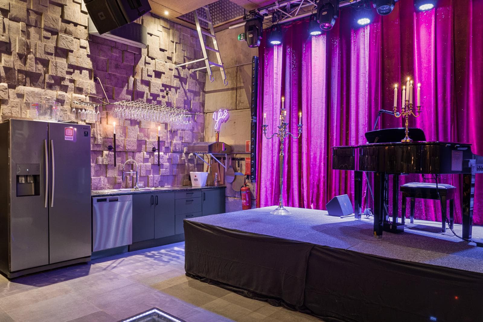 Scen med piano och lila draperier
