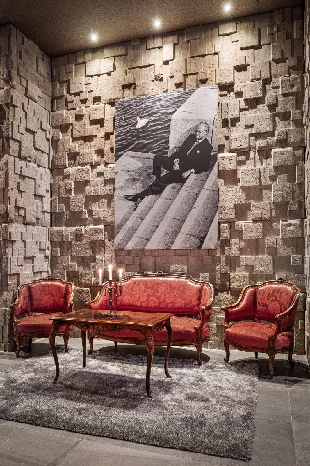 Elegant sittgrupp med konstverk.