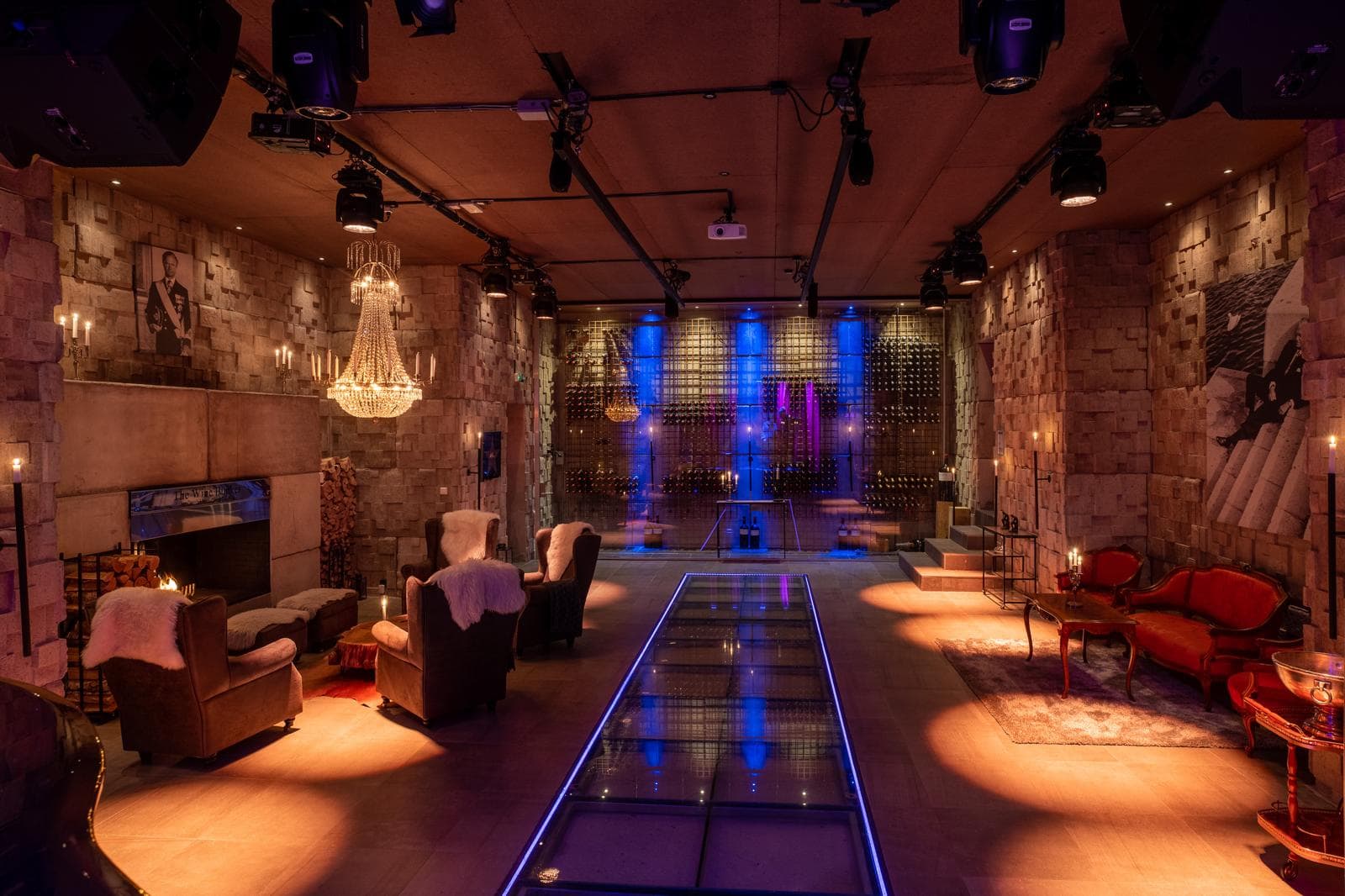 Elegant festlokal med stämningsfull belysning