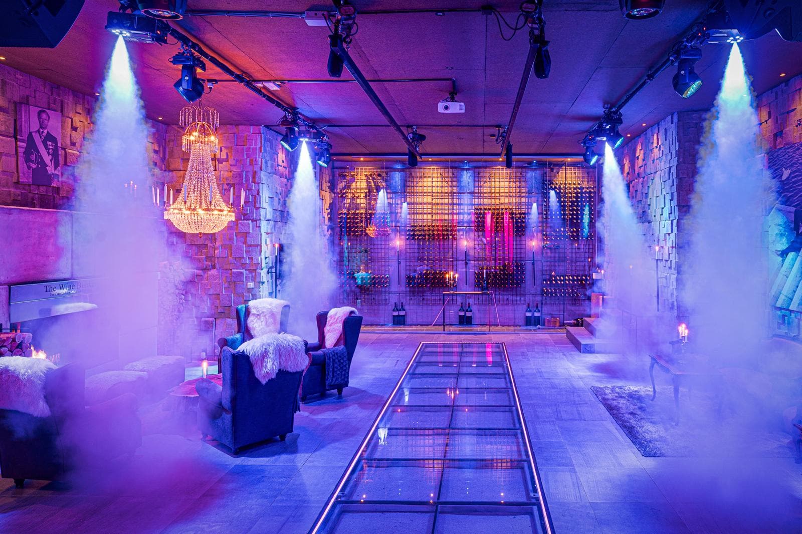 Elegant festlokal med dimma och ljus.