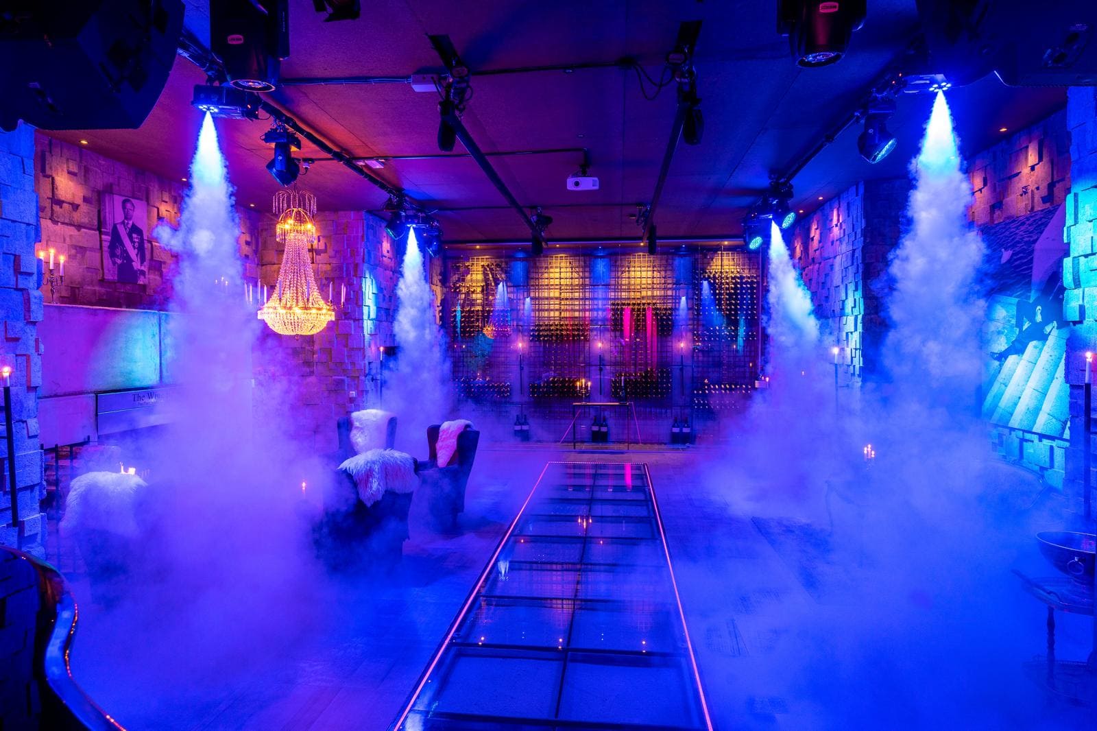 Elegant nattklubb med dimma och ljus.