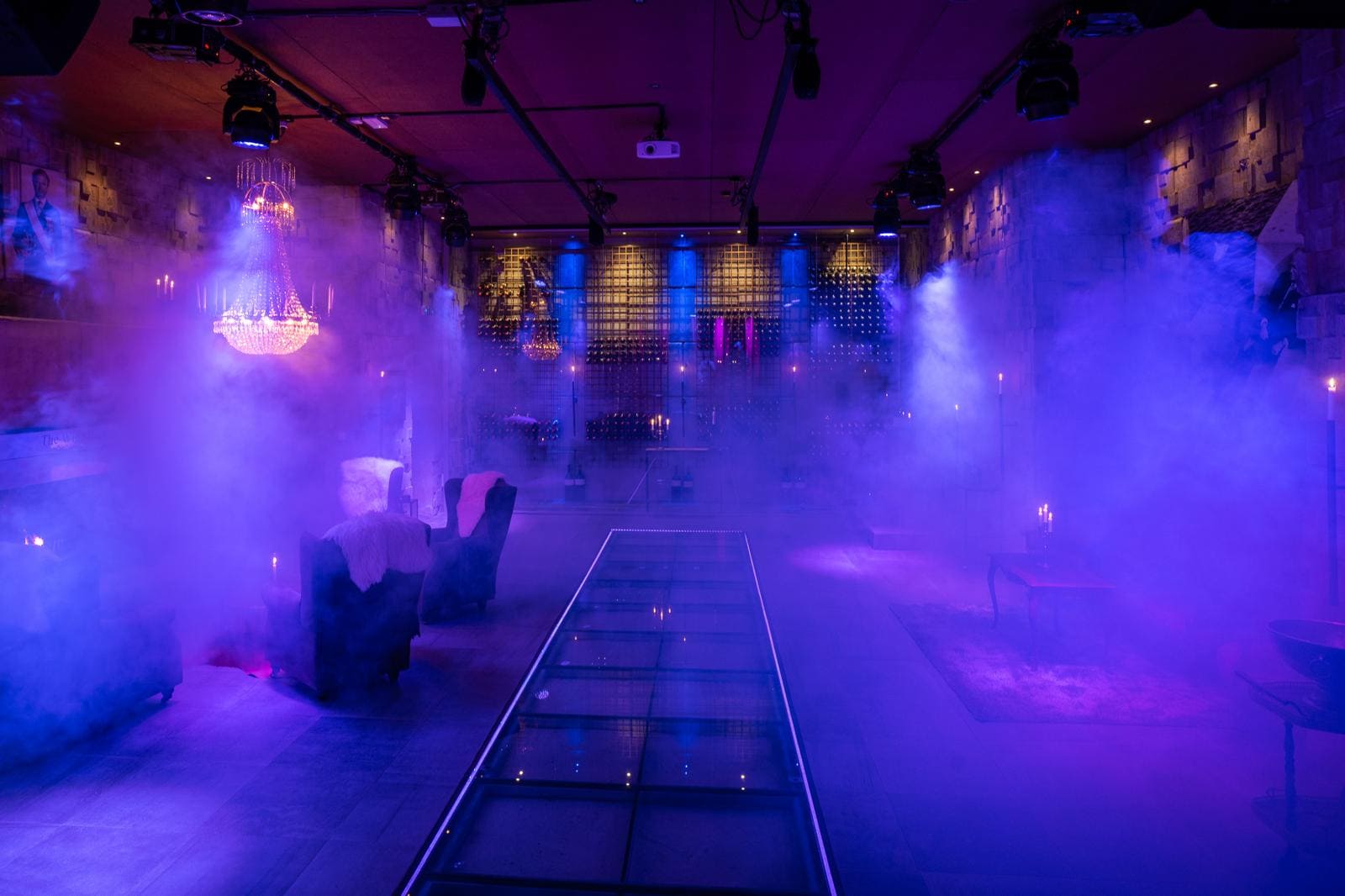 Dimma och färgglad belysning i lokal