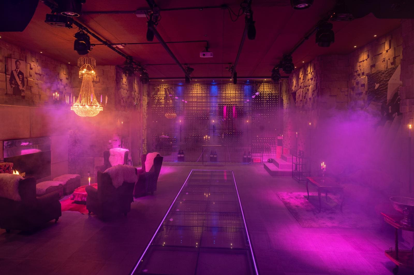 Elegant lokal med dimma och ljus.