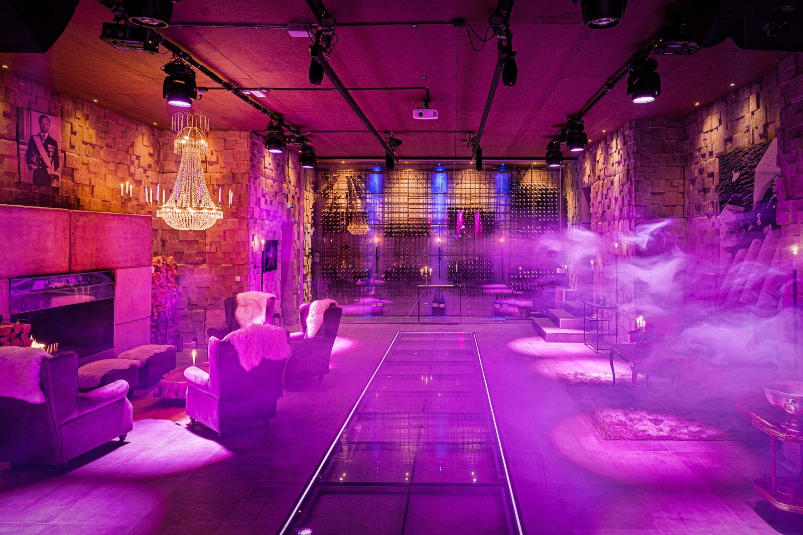 Elegant lokal med dimma och ljus.